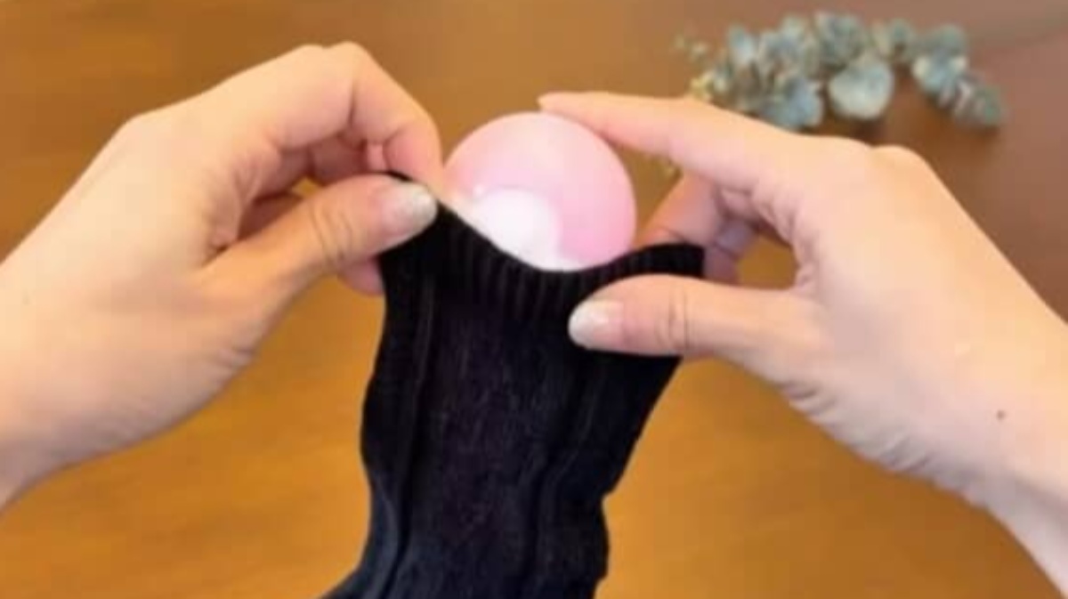 穴のあいた靴下は捨てないで！→カプセルを入れると……　85万再生の目からウロコのアイデアに「天才だ」（1/3） | ライフハック ねとらぼ