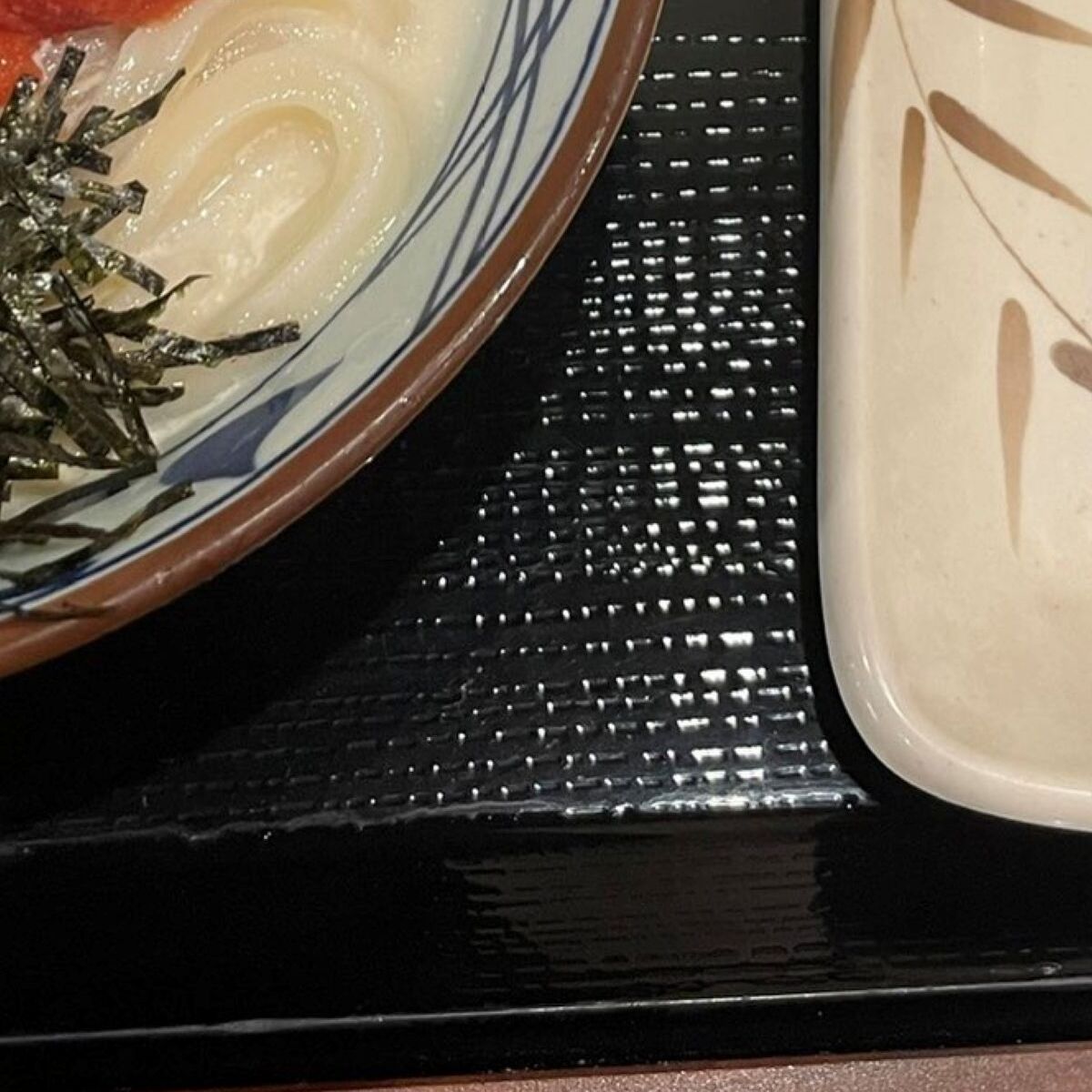 丸亀製麺で「冷やし明太クリームうどん」を注文したら……　まさかの光景に「なにこれ!?」「丸亀行きたくなってきた」と1369万表示 | ライフスタイル ねとらぼ