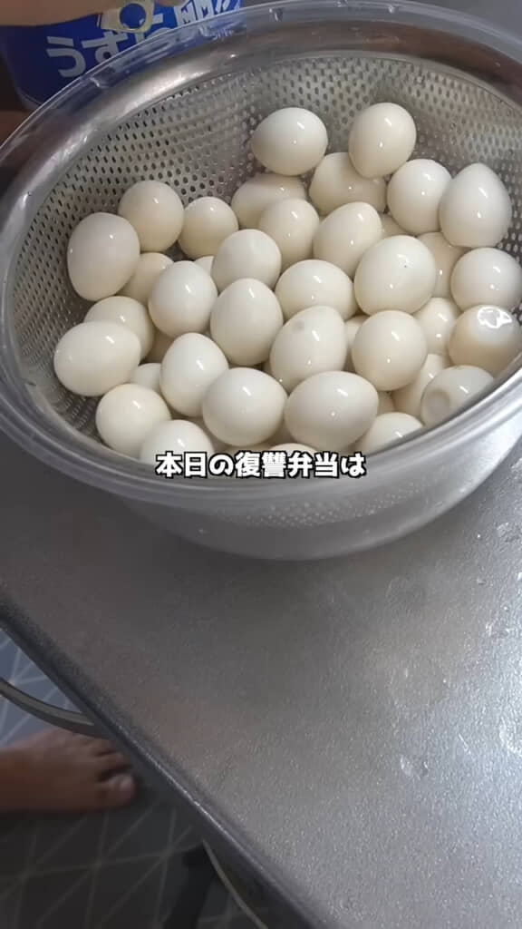 大量のうずら卵の水気を切る