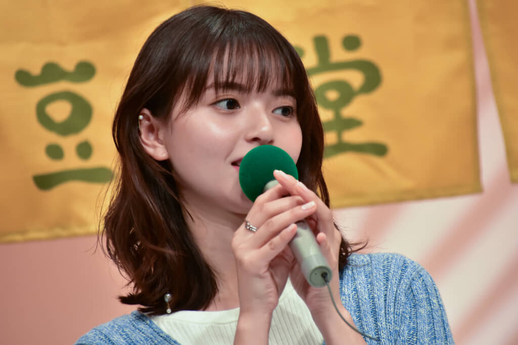 主演ドラマの記者会見に登場