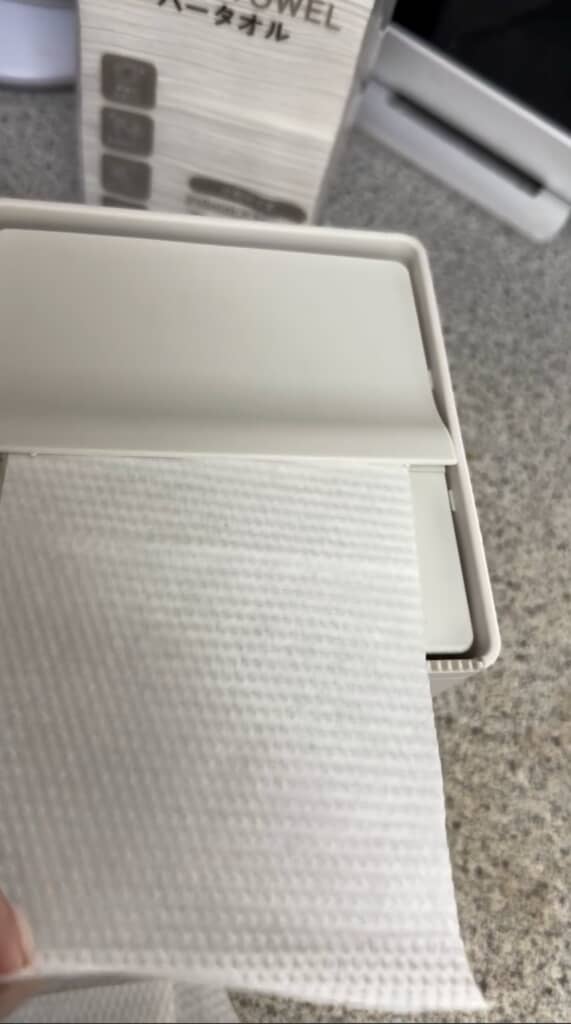 無印のトイレットペーパーホルダーにセリアのペーパータオルをセットすると便利！