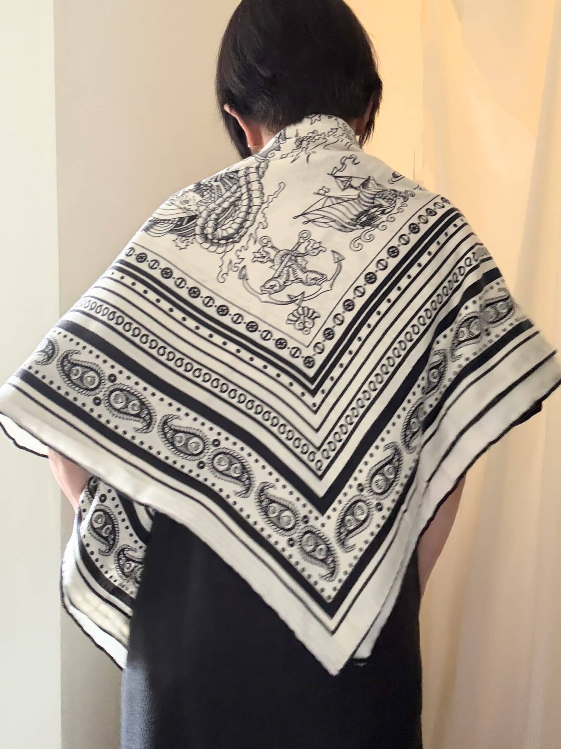 無地服が一瞬で華やぐ! 「130cm大判モノクロスカーフ」の魅力や活用術を紹介(1/2) | 帽子・キャップ・ハット Fav-Log by ITmedia