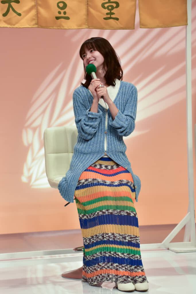 鮮やかなロングスカートを着こなした齋藤さん