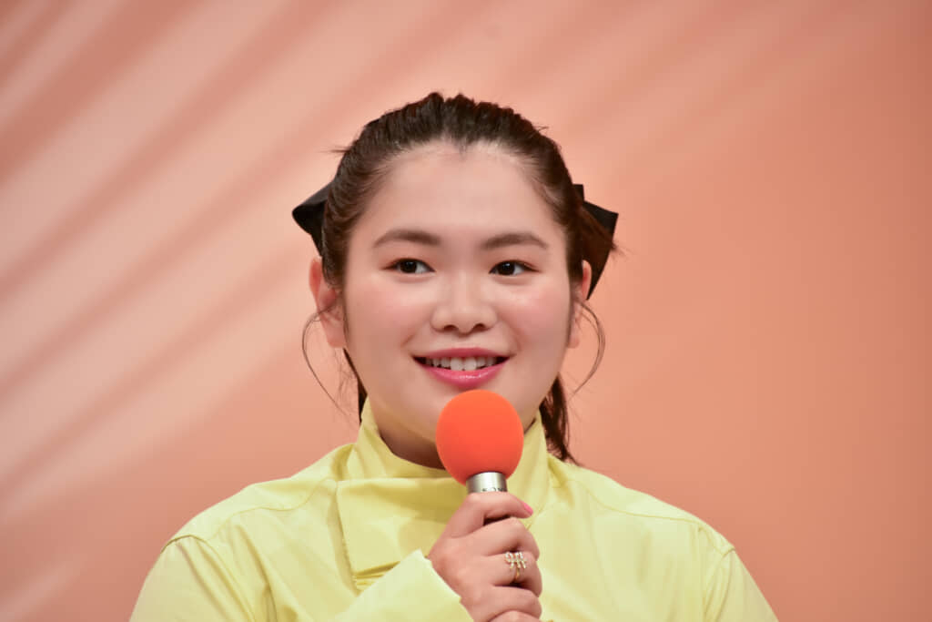 マイクを手にトークを行う富田さん