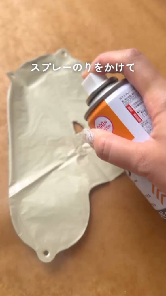 バルーンにのりスプレーを吹きかける様子
