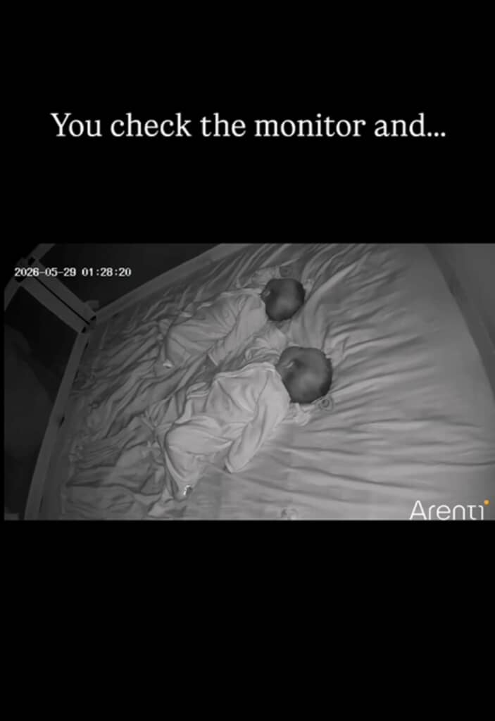 よく似た姿勢で眠る一卵性双生児の赤ちゃん