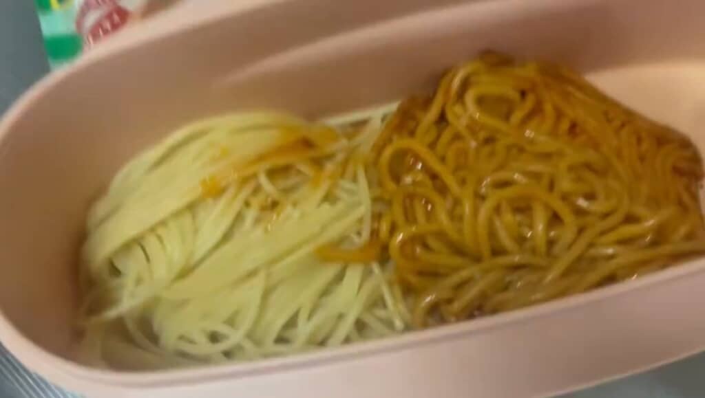 パスタの横にナポリタン