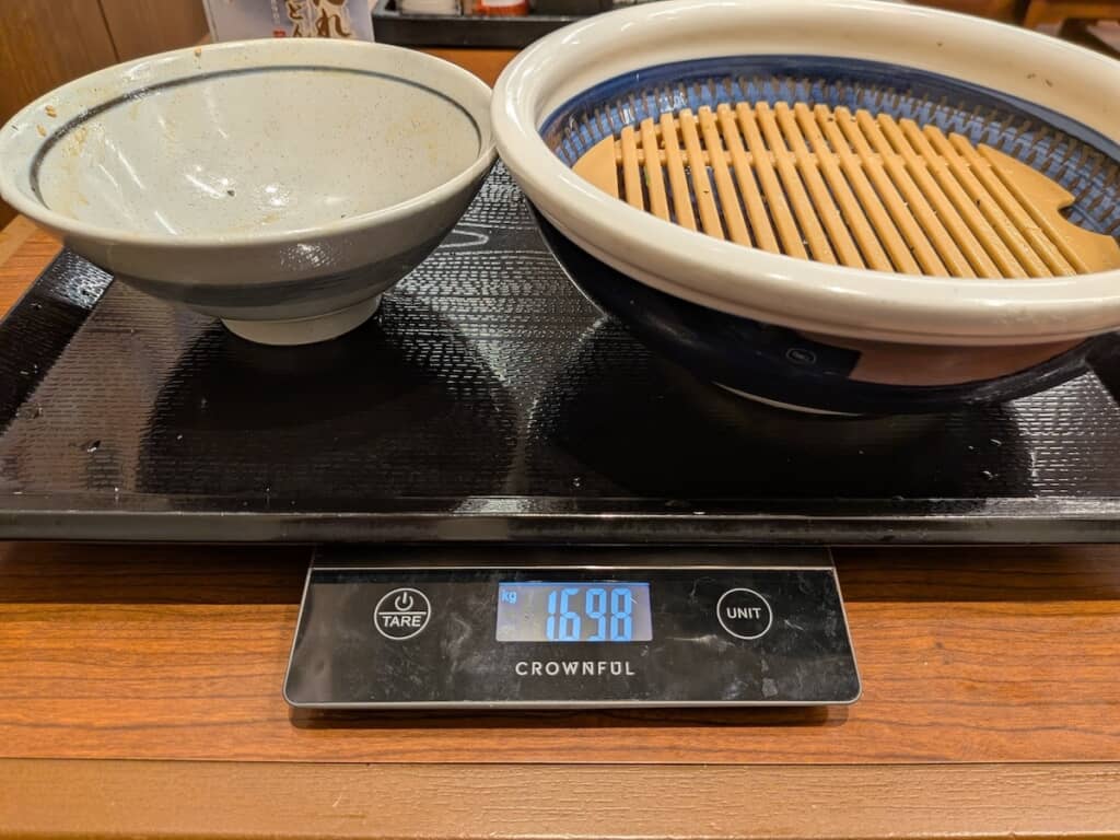 完食後に再び重さを計ると、うどんとつけ汁だけで1キロ以上あったことが分かりました！