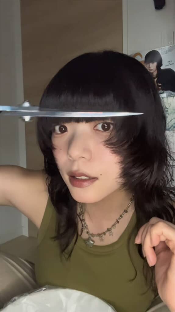 前髪をセルフカットする北野さん