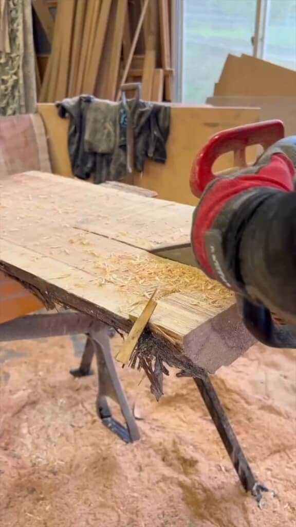 さすまたのシルエットにカットする様子