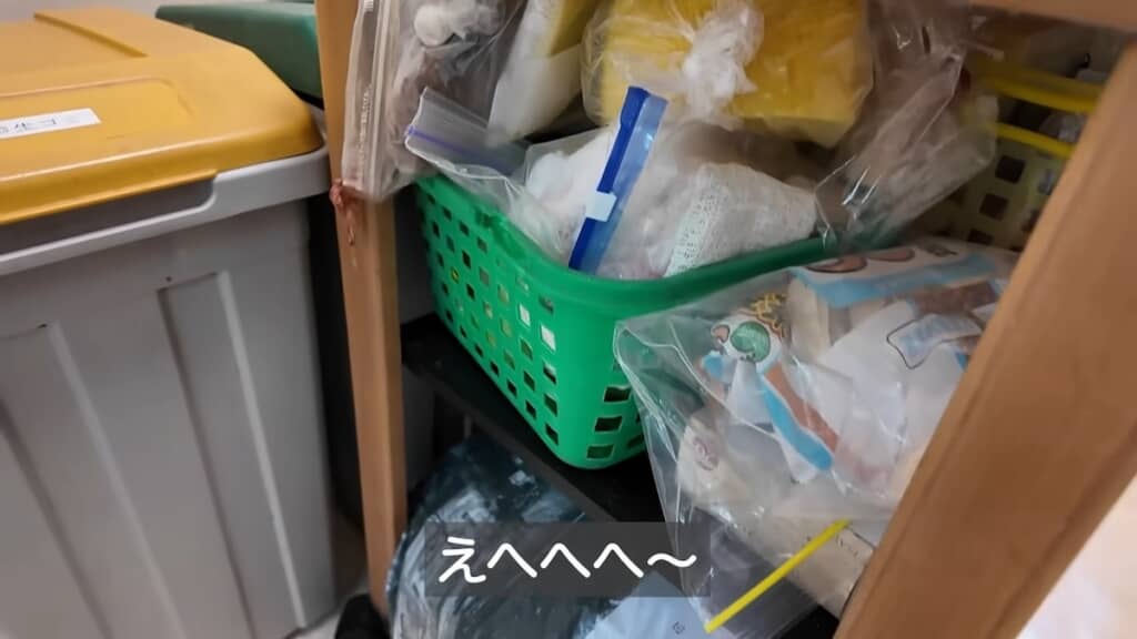 台所の一角に置かれた2段式のワゴン