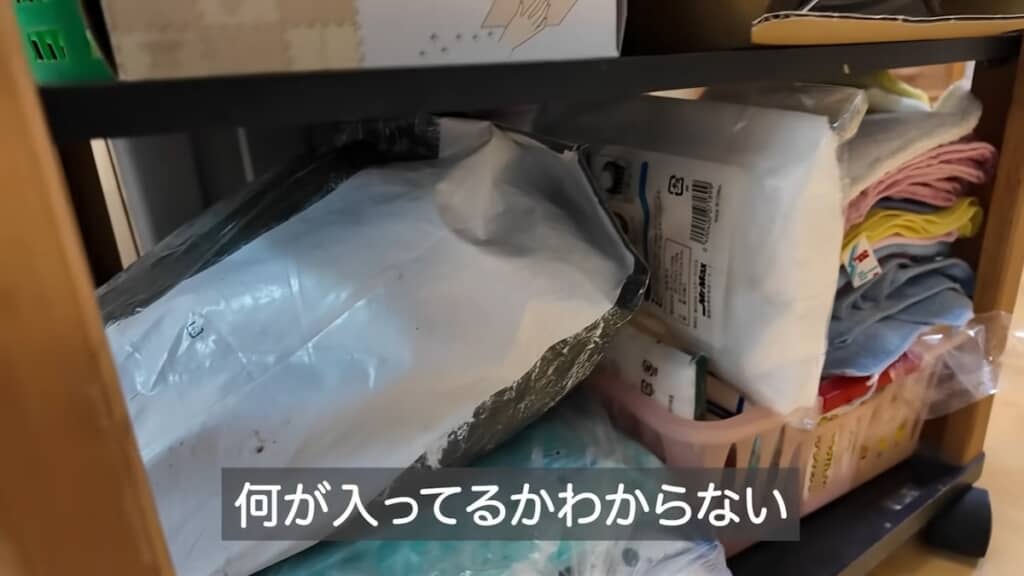 「とりあえずの場所」として使い続けた結果、物があふれた状態に……
