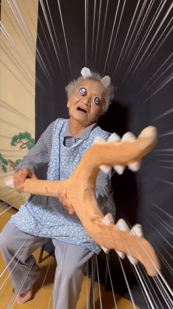 ちいかわの真似をするおばあちゃん
