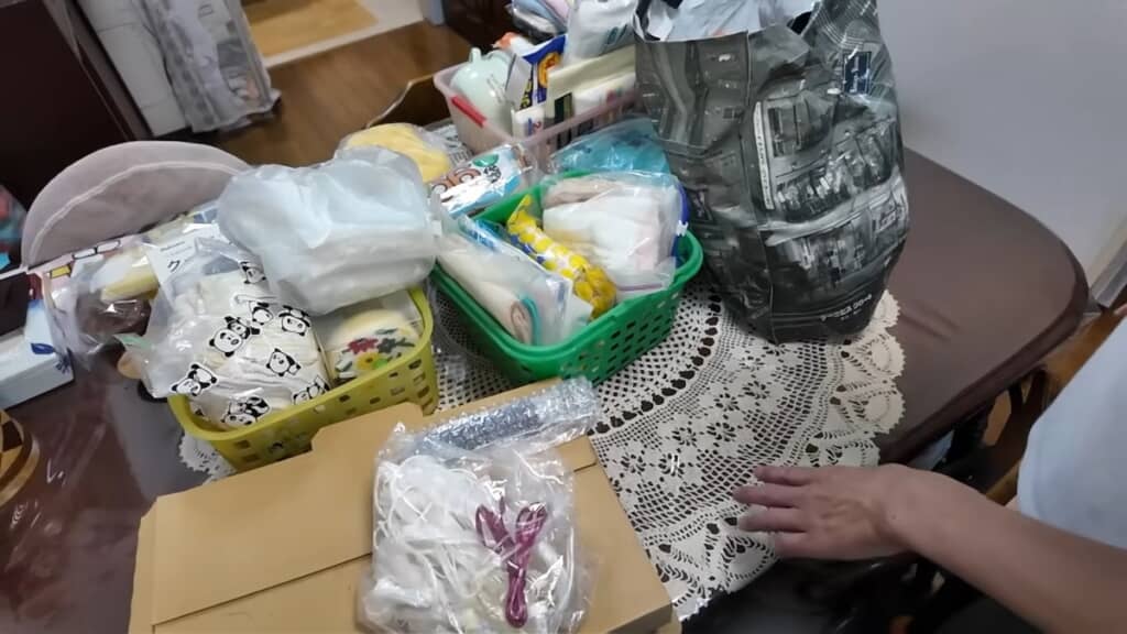 取り出した中身は、全て机の上に並べる