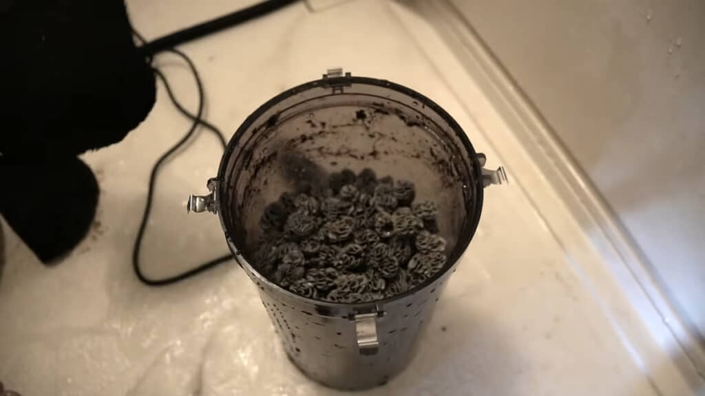樹脂製のろ過材もかなり黒い