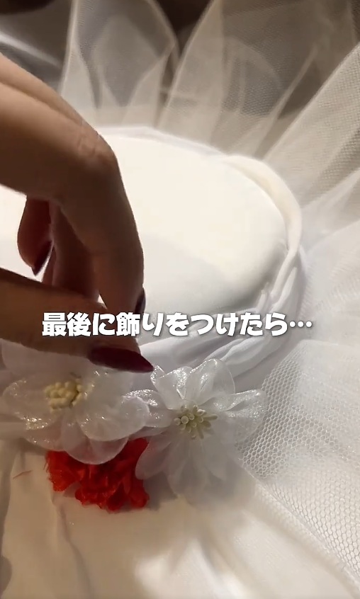 仕上げに花飾りを付けます