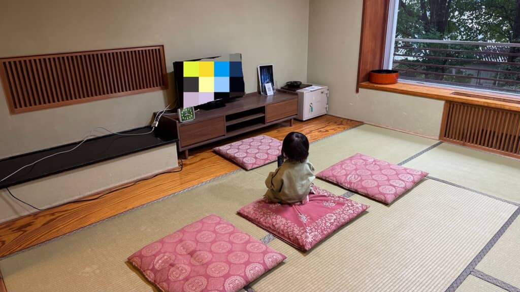 正座をした足裏が“ちょこん”