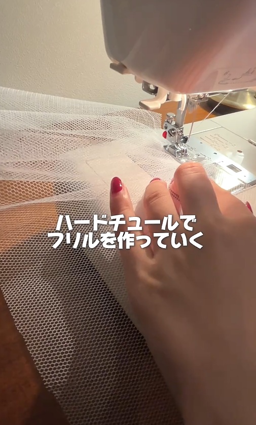 （5/7）あとは帽子に付ける飾りの用意。ハードチュールで作ったフリルを帽子に縫い付けます