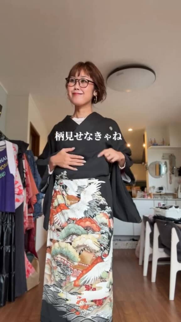 鶴の柄を見せるようにおはしょりを入れ込む