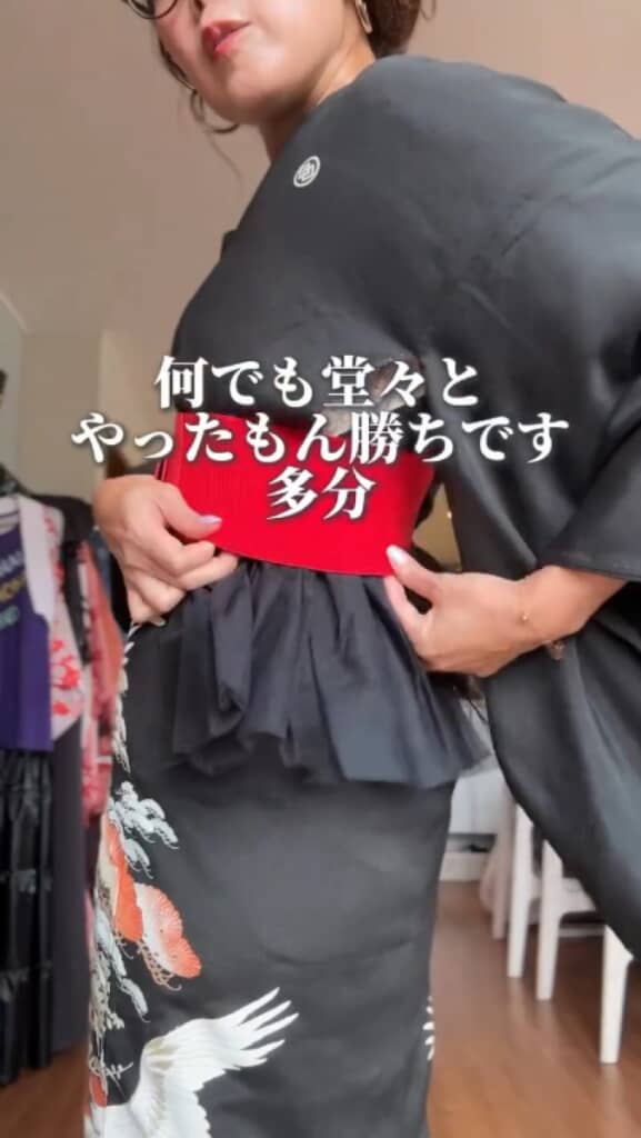 背中のおはしょりはフリルで隠蔽