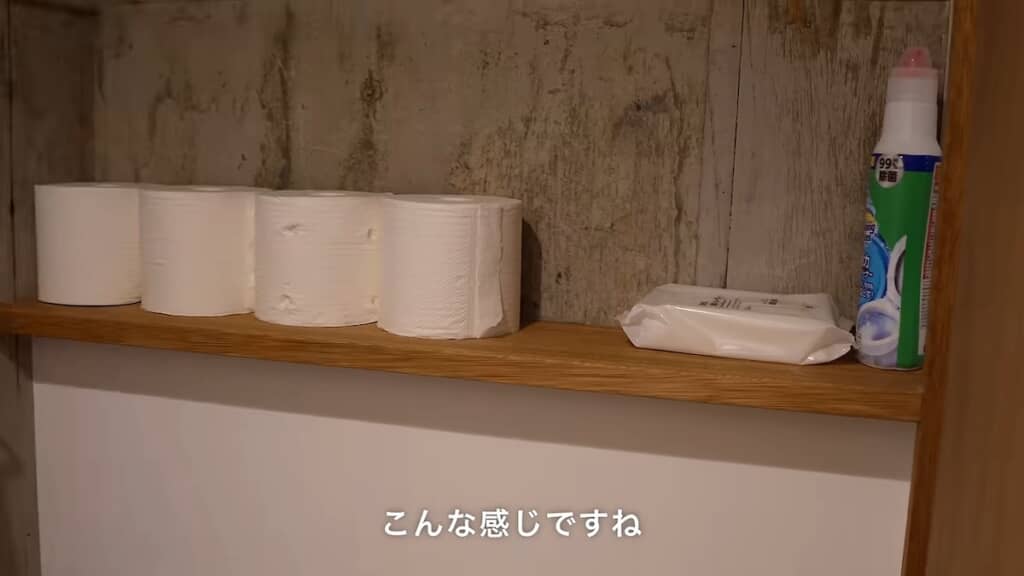 掃除用具は兼用にせず、浴室とトイレにそれぞれ置くことで、楽に掃除できる環境を整えている
