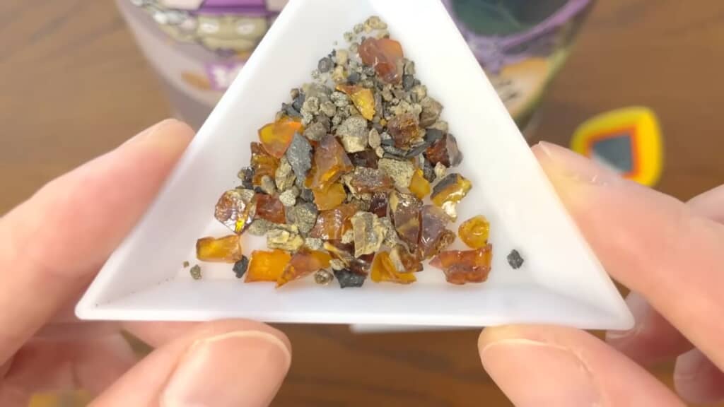 イシツブテの缶から採取した琥珀やジェット