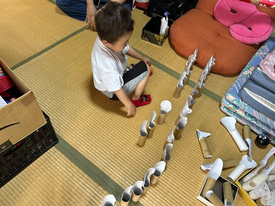 バイキンマン軍団を並べてご満悦の次男くん