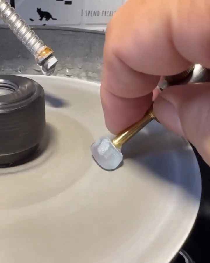 棒状の器具に貼り付けて、研磨機にかける