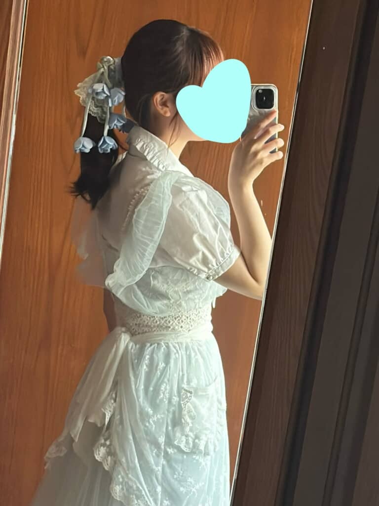 青い花の髪飾りもすてき