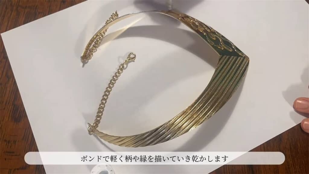 市販ネックレスにボンドで柄を描いたところ