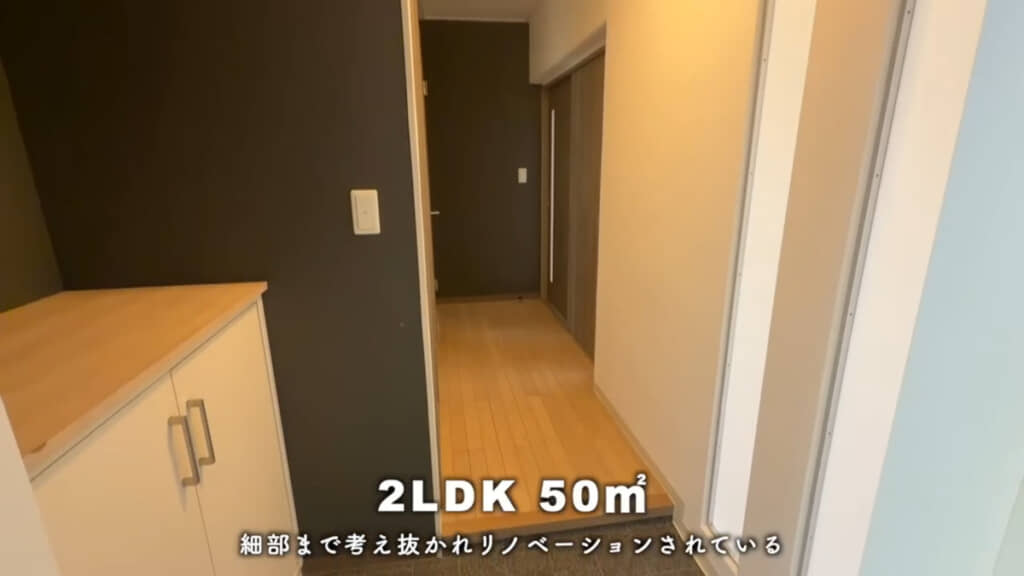 玄関に自然光を取り込むことで明るい空間を演出