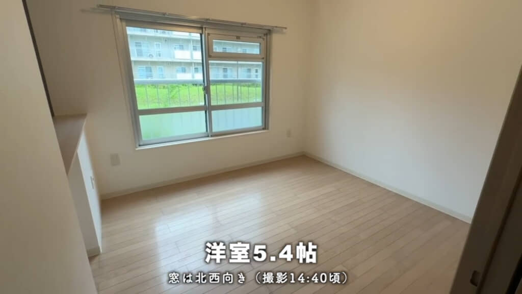 入って左側に造り付けの棚があります