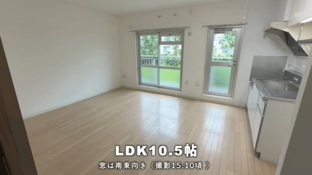リビングダイニング。入って右側にキッチンがあります