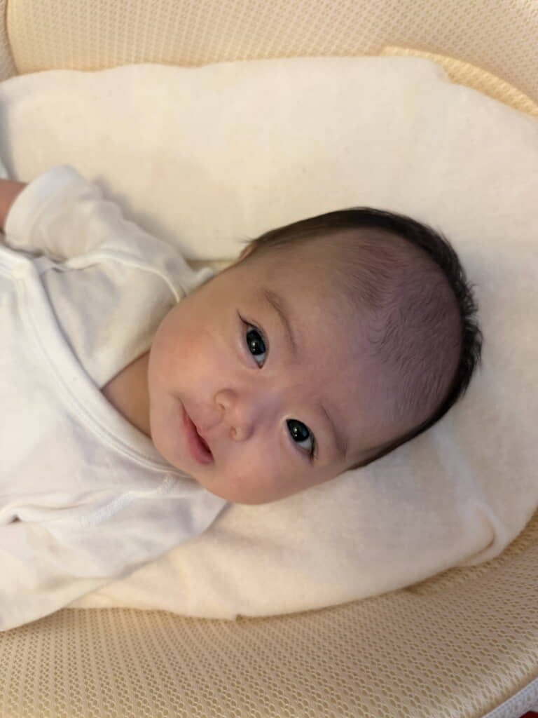 おめめぱっちりの赤ちゃん