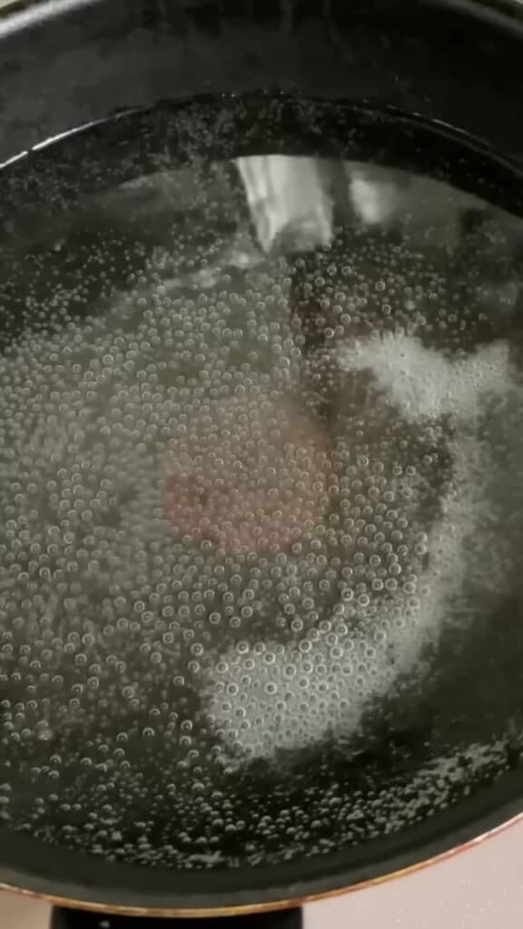 鍋の中で加熱され、たくさんの気泡が生じている水