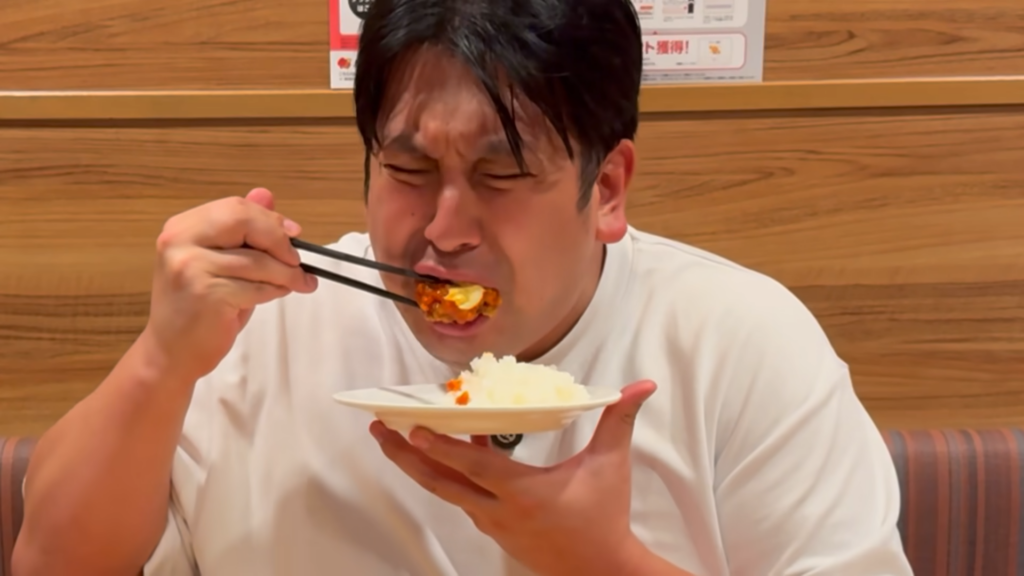 （3/3）「から好し」の唐揚げには、別注文のガーリックソースをたっぷり！ さらにマヨネーズも組み合わせたアレンジを味わうと、「やばい、マジやばいよね」と大興奮でした（画像はYouTubeから）
