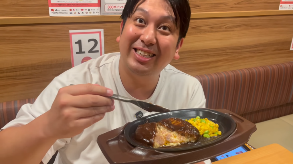 （2/3）続いて定番の「チーズINハンバーグ」をカットして実食。ガストのさまざまなメニューを堪能したジャンボさんは、そのおいしさにも感動（画像はYouTubeから）