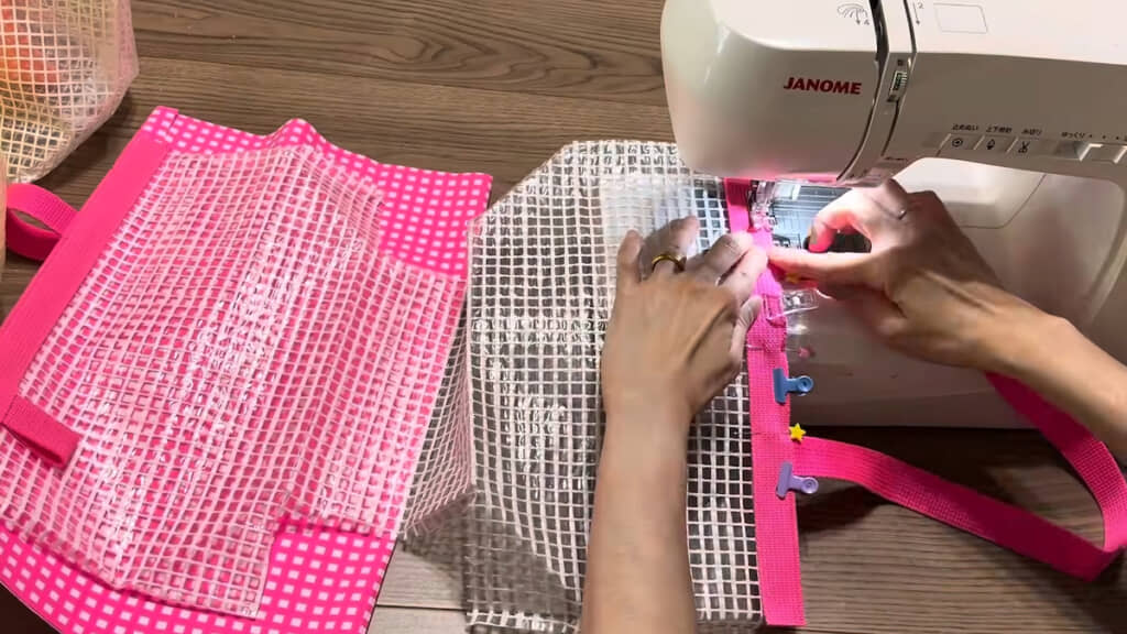 縁と持ち手をバッグに縫い付ける