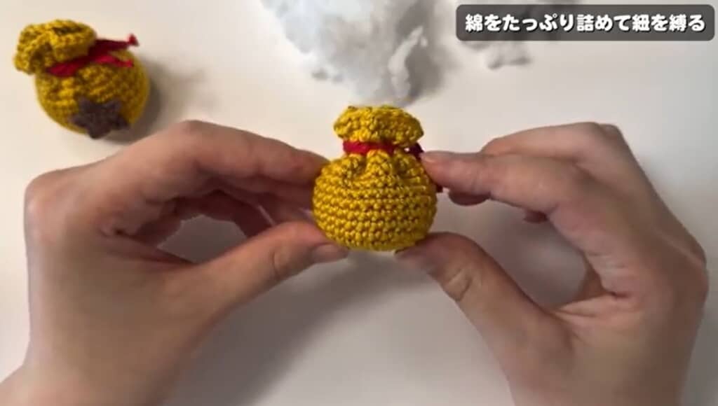 袋の中に綿を入れました