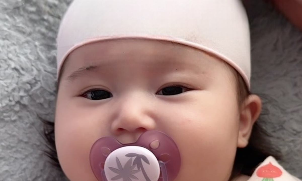 パパに「栄養が全て髪にいっているのでは？」と言われる5カ月赤ちゃん→帽子をとると……「うわあああ！」「すばらしいｗ」【海外】（1/2） | 育児 ねとらぼ