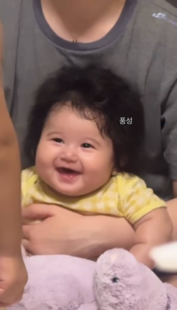 ほっぺももちもち！笑顔を見せるリアちゃん