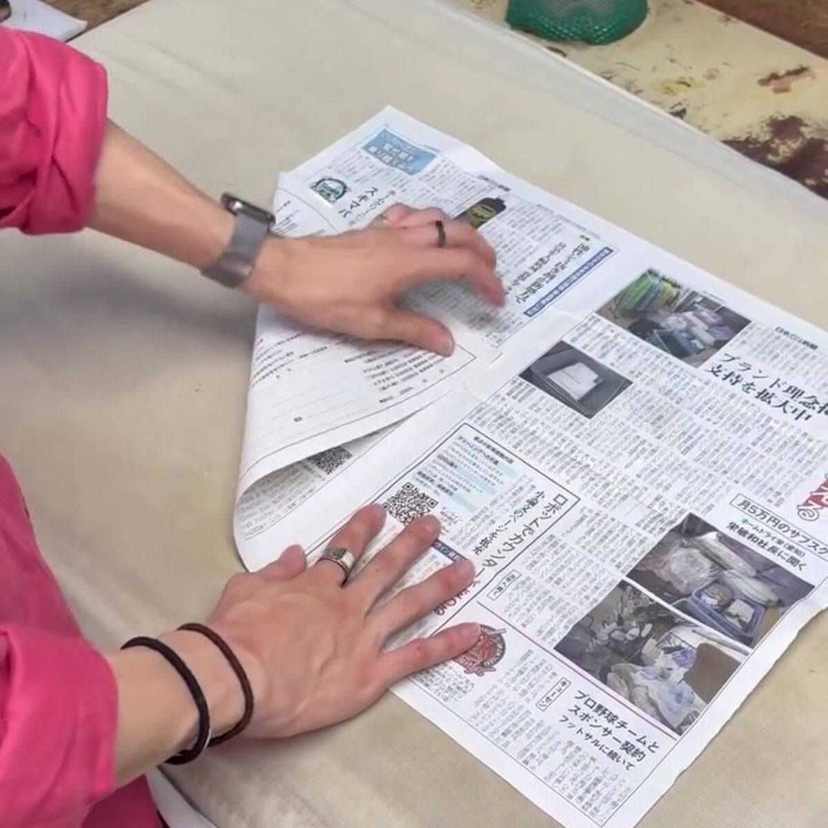 濡れた靴に新聞紙→折り方を変えるだけで…… 驚きの光景に「今日からこのやり方にします」「ぎゅーぎゅーに詰めるものかと思ってた!」 | ライフハック ねとらぼ