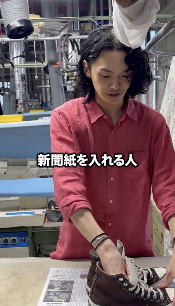 固く丸めた新聞紙を靴の中へ入れる