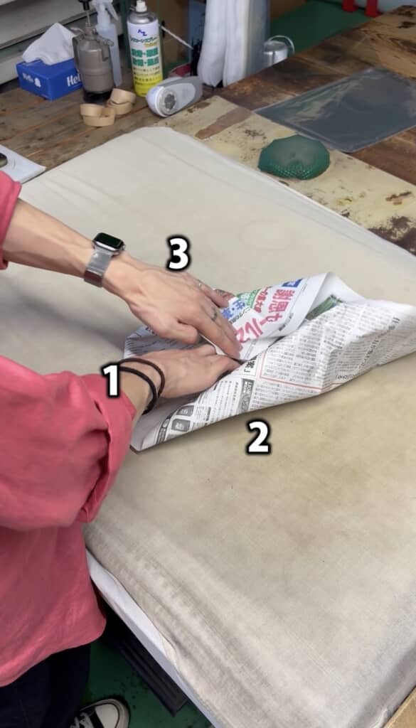 （3/7）やり方はとても簡単。まずは新聞紙を広げ、四隅を中心に向かって軽く折り込んでいきます