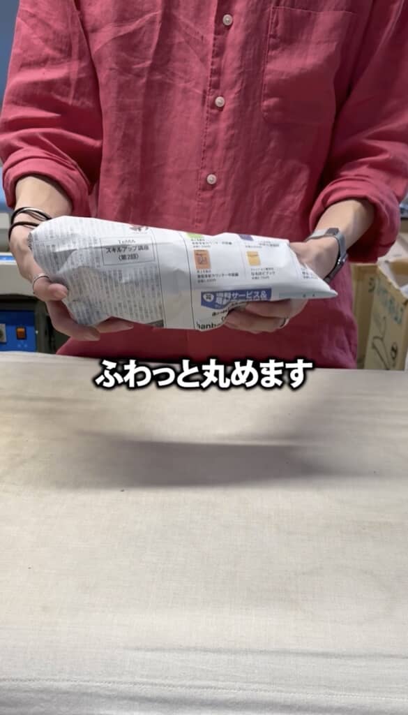 （4/7）角を折り込んだ新聞紙は、空気を含ませるようにふんわりと筒状に。固く丸めず、新聞紙の間に隙間を残しておくことで通気性が良くなり、濡れた靴をより早く乾かすことにつながるそうです