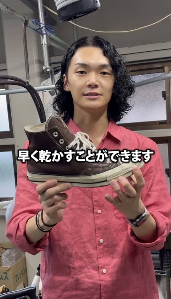 （6/7）型崩れ対策にも◎　ふんわりとした新聞紙が靴の内側を支えてくれるため、形を保ちながら乾かすことができると紹介しています