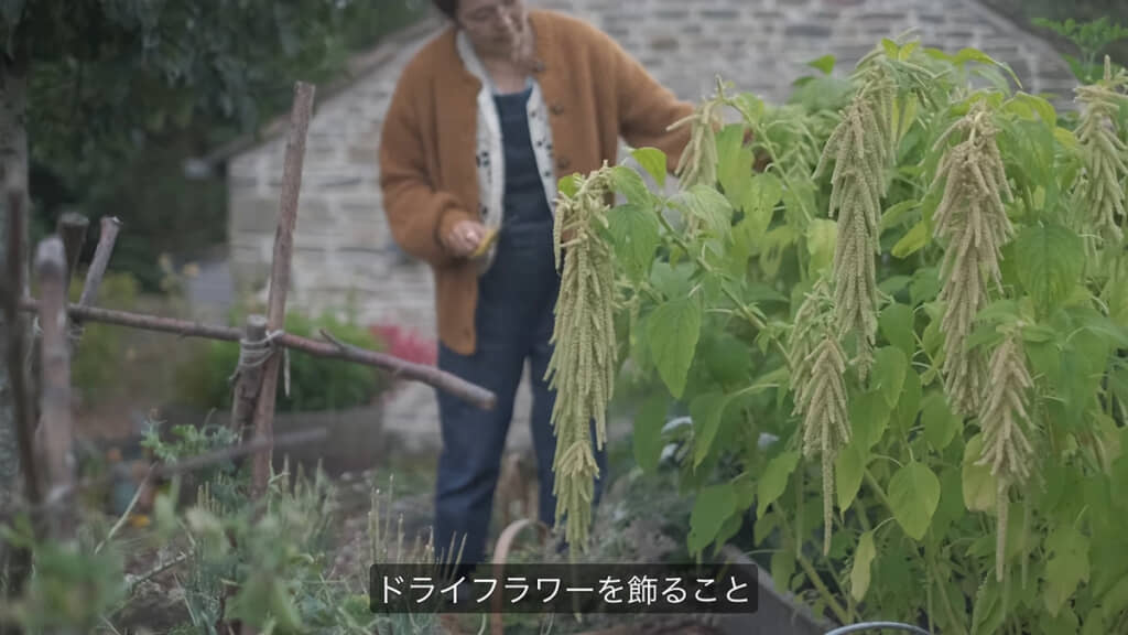 温かみのある空間を目指して、ドライフラワーで窓辺を飾ることに