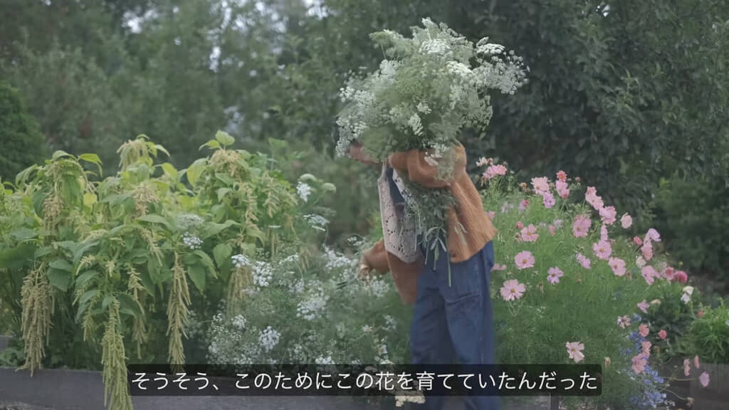 庭の花壇で草花を摘んでいく