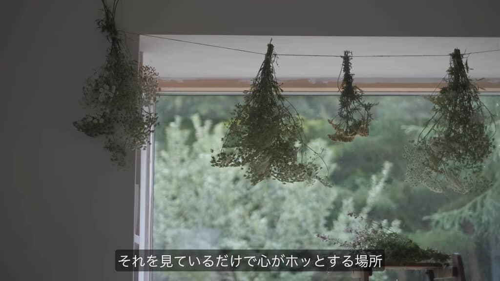 窓辺につるす