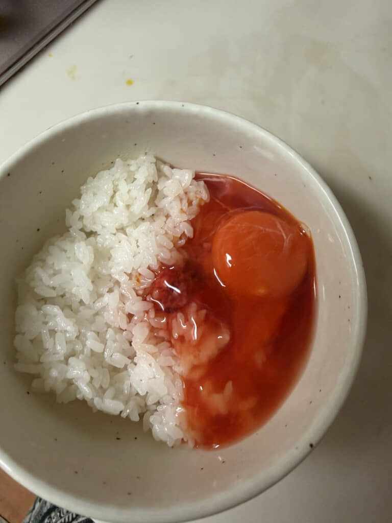 想像以上に真っ赤で、卵かけごはんが恐ろしい見た目に……